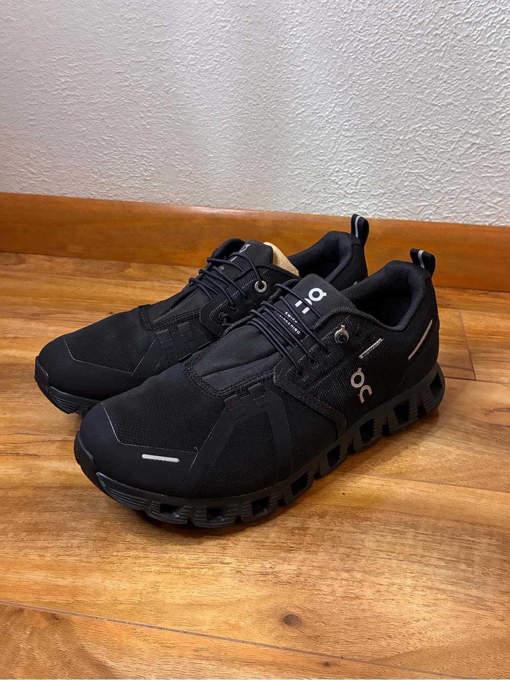 On Cloud 5 Womenโs Waterproof Running Athletic Sneaker Shoes, all black -size 9
